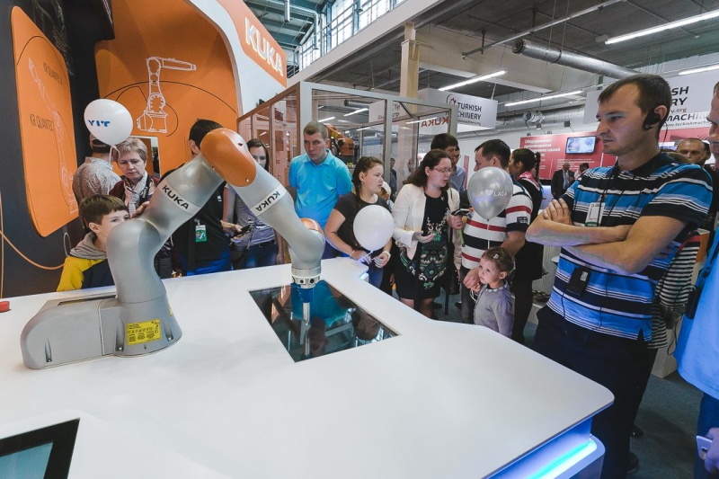 Молодёжь Южного Урала посетила международную промышленную выставку
