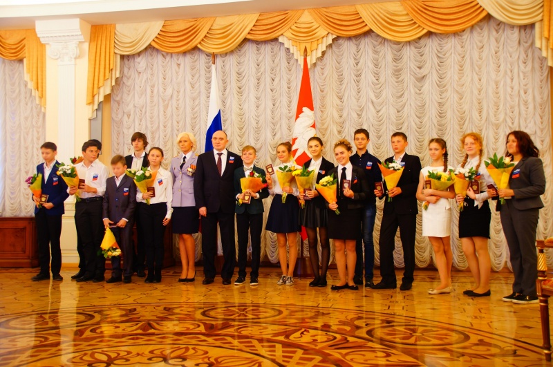 В День России Губернатор вручил паспорта юным южноуральцам